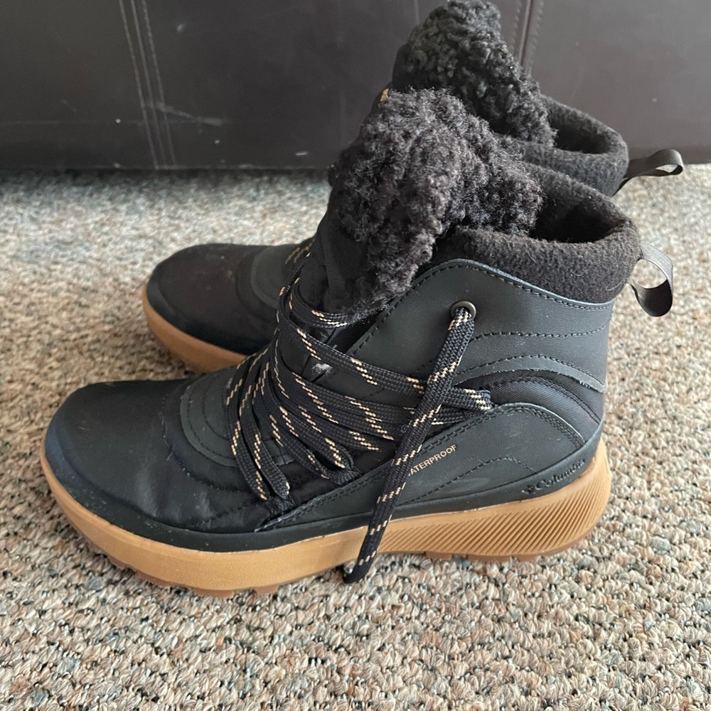 Size 7 women’s Columbia Red Hills Omni Snow boot
